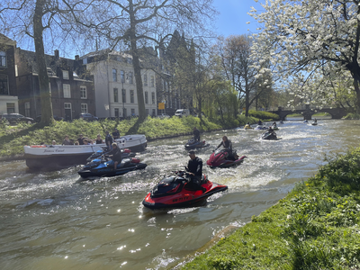 903602 Afbeelding van een gezelschap met waterscooters in de Stadsbuitengracht te Utrecht. Links de Maliesingel en op ...